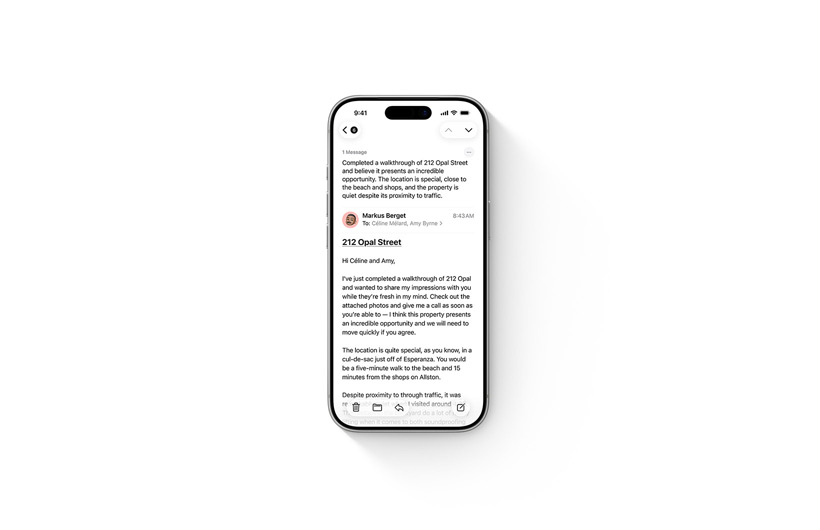 Tre iPhone-modeller viser Apple Intelligence: opsummering af telefonsvarerbesked, optagelse og opsummering af noter og opkald samt opsummering af mail