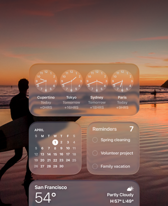 Liquid Glass widgeti Sat, Kalendar, Podsjetnici i Vrijeme na zaslonu macOS Tahoe preko prizora surfera koji hoda plažom u zalazak sunca