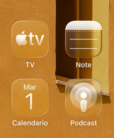 Una griglia di quattro icone di app traslucide: Apple TV, Note, Calendario e Podcast che lasciano intravedere lo sfondo