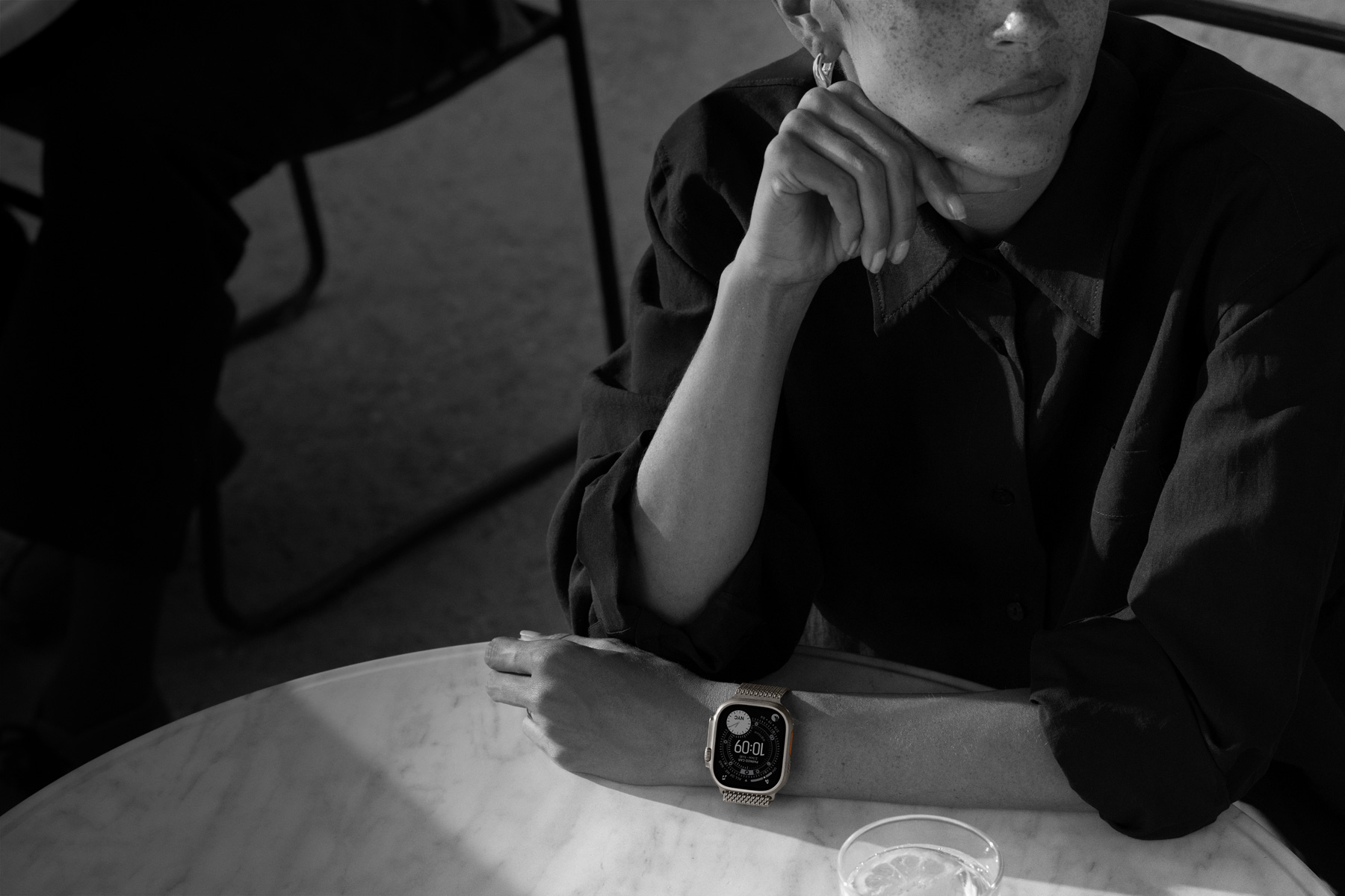 ディナーで外出中の人物。Apple Watch Ultra 3を装着している