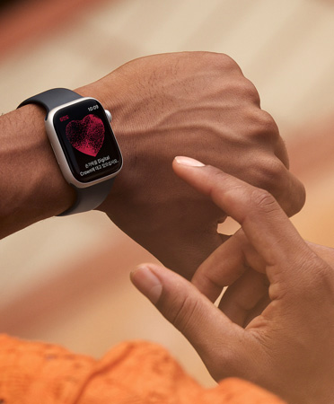이동 중에 Apple Watch Series 11을 사용해 심전도 검사를 하는 사람의 모습