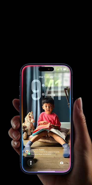 Una mano sostiene un iPhone 17 Pro, una notificación de Mensajes en la pantalla bloqueada personalizada