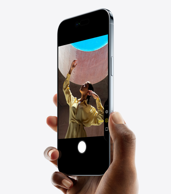 มือหนึ่งกำลังถือ iPhone Air โดยที่นิ้วโป้งอยู่บนปุ่มตัวควบคุมกล้อง, ภายนอกด้านหน้า, ภายนอกด้านข้าง, รูปทรงที่บาง, Dynamic Island, ปุ่มด้านข้าง