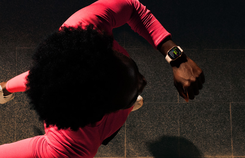 一個人在跑步時，用 Apple Watch Series 11 的體能訓練 app 查看進度