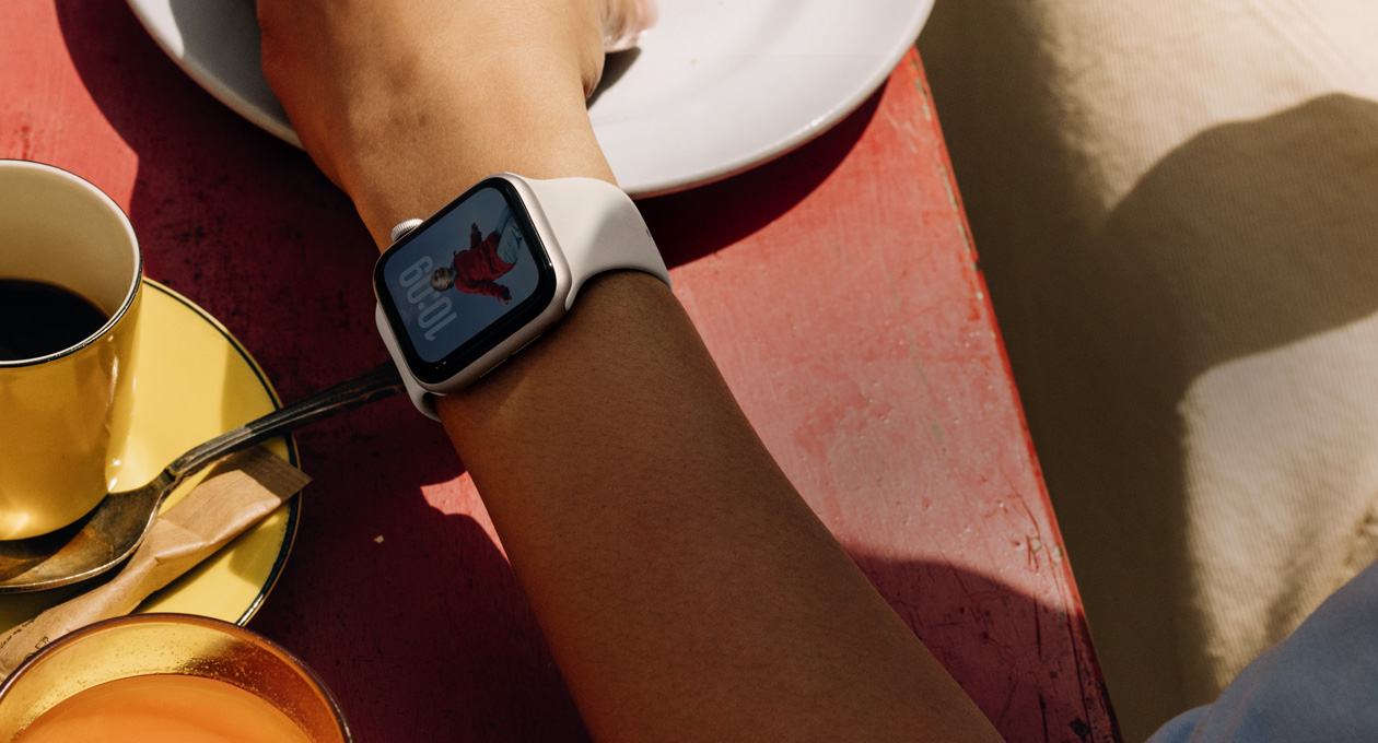 Apple Watch SE 3, aluminum case, starlight color, Always-On display, Photos watch face, Sport Band, starlight color