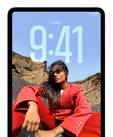 iPad met Toegangsscherm waarop grote tijdcijfers te zien zijn achter de foto van een zittend persoon