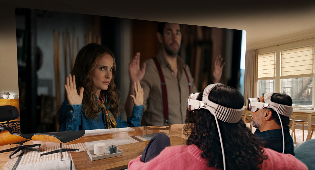 Apple Vision Proを装着した2人がソファに並んで座り、部屋いっぱいに広がるスクリーンに映し出される映画「ファウンテン・オブ・ユース」を観ている